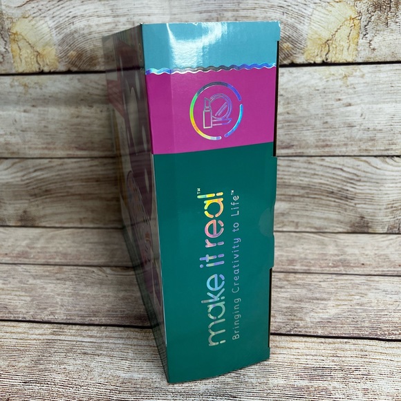 Kids Light Up Cosmetic Studio by Make It Real 8+ New - Picture 5 of 8